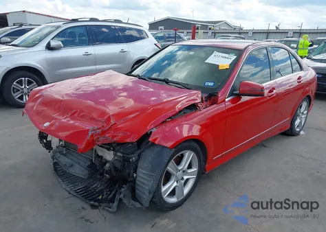 2010 Mercedes-Benz C 300 Luxury/Sport z USA, uszkodzony, nr VIN WDDGF5EB1AF431858